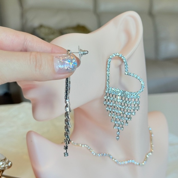 ⚜️ Chic Trendy Silver Heart Dangle Earrings - Picture 5 of 10